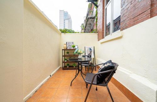 Jing'an Apartment | Shanghai Hills & Well-time MCM Family B&B with Terrace Near Line2 Jing'an Temple