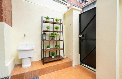 Jing'an Apartment | Shanghai Hills & Well-time MCM Family B&B with Terrace Near Line2 Jing'an Temple