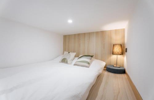 Downtown Shanghai Apartment | Shanghai Hills&XING 1884 Family Homestay Near Line2 & Line12 West Nanjing Road