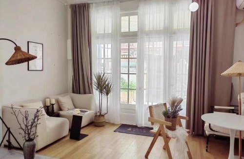 Jing'an Apartment | Shanghai Historical Art BNB with garden courtyard near Nanjing Road