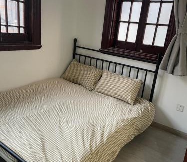 Huaihai Road Commercial Area Apartment | Shanghai old Alleyway