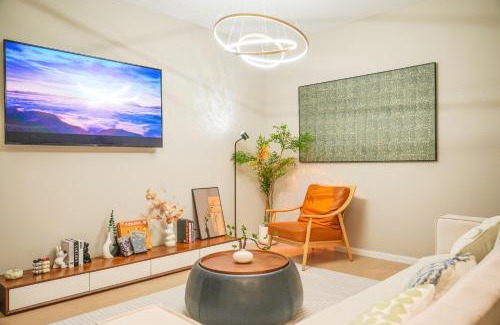 Huangpu Apartment | Shanghai Sunshine House - family friendly suite - near the Bund & Yu Garden