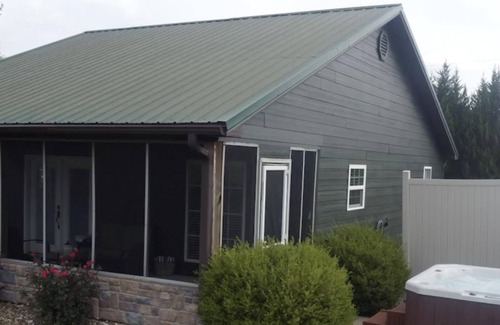 Buncombe Cabin | Shawnee National Forest Romantic Lake Cabin with Hot Tub, near Wine Trail
