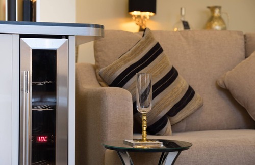Central Aberdeen Apartment | "Sheer Luxe" King Size Deluxe Apartment (Sleeps up to 4)