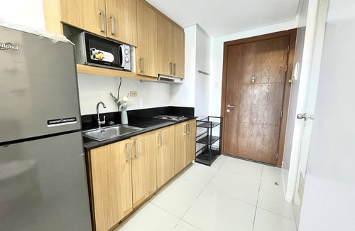 Urdaneta Condo | Shell Residences C1 with Balcony facing Pool, Pasay City
