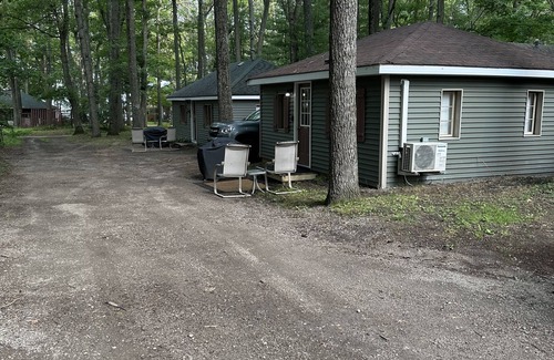 Grayling Cabin | Shelly J Cabin at Kin Cabins w AC, fireplace, canoe