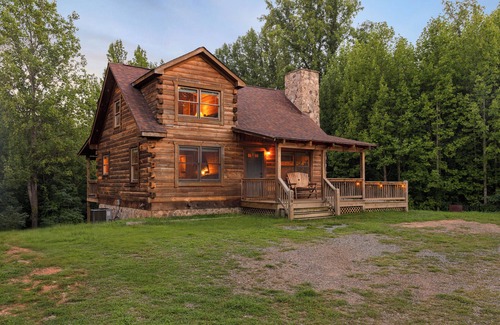 Stanardsville House | Shenandoah Mountain Majesty Log Cabin on 15 Acres - Hot Tub-1GB Fiber Internet