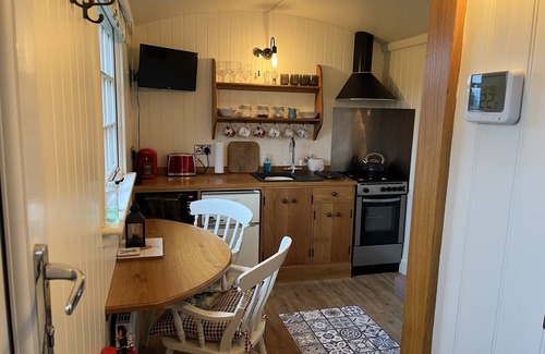 South Gorley Cottage | SHEPHERD'S HUT (DELUXE). Beautiful 1 bedroom, with patio, ideal for couples.