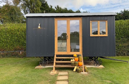 Wadhurst Cabin | Shepherds Hut at Cedar Gables