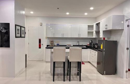 Balibago Apartment | Sheryll Escapes - Kandi Palace Grand 2 BR! Housekeeping, Internet!
