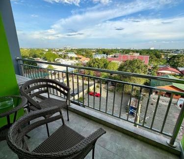 Malabanias Apartment | Sheryll Escapes - La Grande Phase 2, Grand Studio 625 with Balcony, Wifi & Netflix