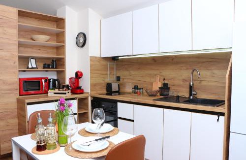 Burgas Center Apartment | Shik & Chic in the Heart of Burgas # 5min from beach # New