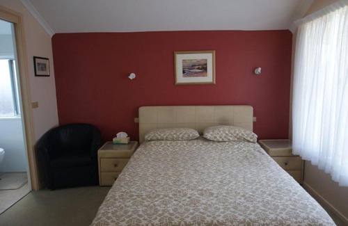 Malua Bay House | 'Shimoda' on Illabunda, McKenzies Beach