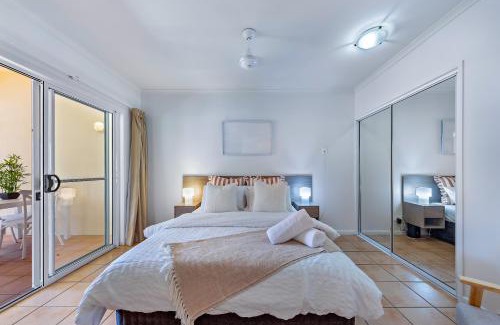 Airlie Beach Apartment | Shingley Poolside Retreat