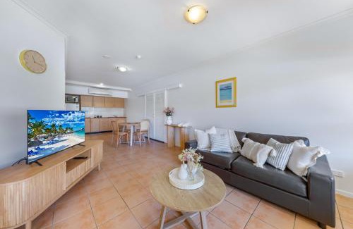 Airlie Beach Apartment | Shingley Poolside Retreat