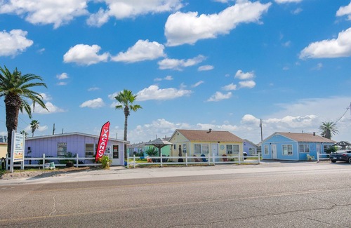 Old Town Cottage | Ship Ahoy! Cabin #1- Double Barr-2 Bedroom/1 Bath, Walk to the Beach, Dogs OK!