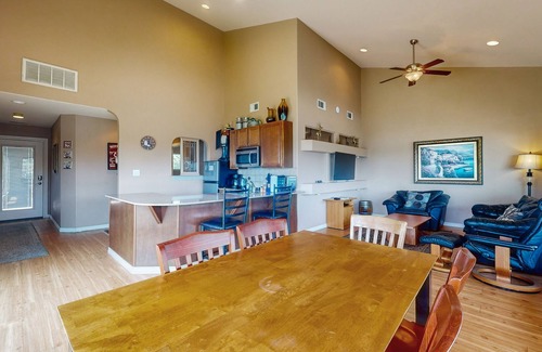 Lago Vista House | Shiraz Haus: Lakefront villa on vineyard, 45 mins from Downtown Austin