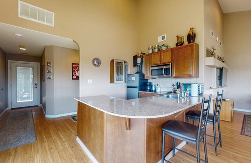 Lago Vista House | Shiraz Haus: Lakefront villa on vineyard, 45 mins from Downtown Austin