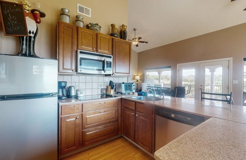 Lago Vista House | Shiraz Haus: Lakefront villa on vineyard, 45 mins from Downtown Austin