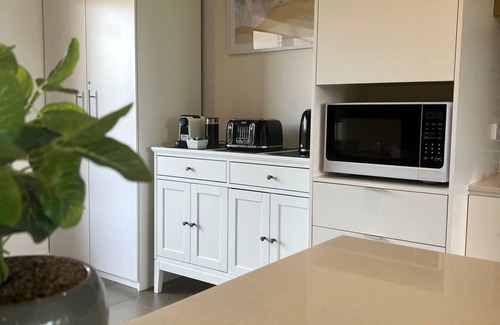 Torquay House | Shore Place Serenity over Golf Course Views - Free Parking | 12m walk to beachn
