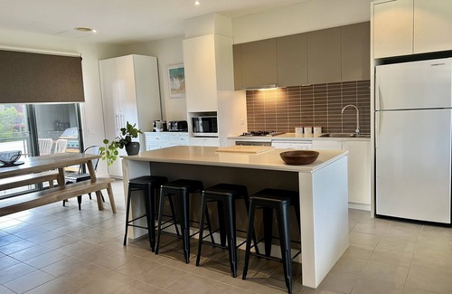 Torquay House | Shore Place Serenity over Golf Course Views - Free Parking | 12m walk to beachn