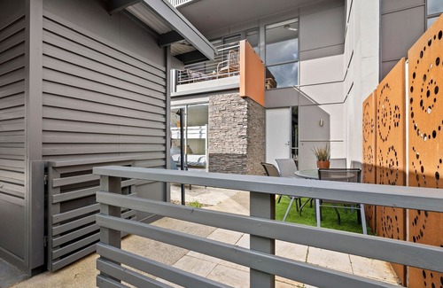Torquay House | Shore Place Serenity over Golf Course Views - Free Parking | 12m walk to beachn