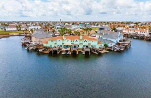 Corpus Christi House | Shore Thing Waterfront Dock Family Fun