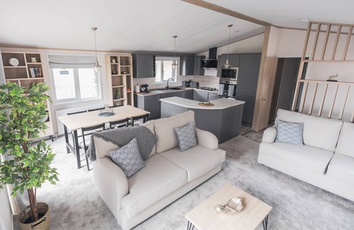 Mudeford House | Shoreline - a spacious, well appointed lodge overlooking Christchurch Harbour.
