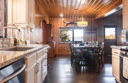 Patton Cabin | Shoreline Lakehouse by AvantStay | Majestic Lakefront Cabin w/Hot Tub&Fire Pit!