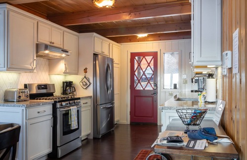 Patton Cabin | Shoreline Lakehouse by AvantStay | Majestic Lakefront Cabin w/Hot Tub&Fire Pit!