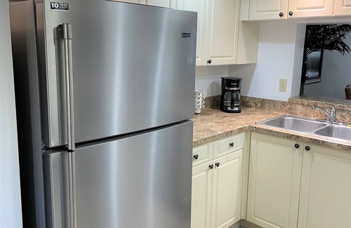 Trailer Estates Condo | Shorewalk Palms Heaven Villa-2 heated hot tubs & pools near IMG/beaches