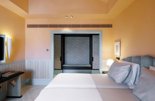 Centro / Baixa Hotel | Short Drive from Francisco Sá Carneiro Airport and Lavadores Beach! Onsite Pool