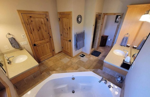 Neenah House | Short Drive to EAA - Spacious 5-bedroom house in brilliant Neenah with WiFi, AC