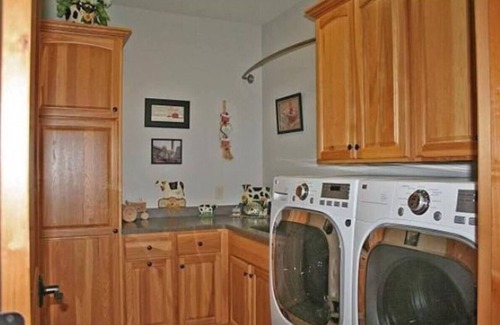 Neenah House | Short Drive to EAA - Spacious 5-bedroom house in brilliant Neenah with WiFi, AC