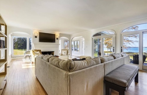 Secretary House | Short drive to Downtown Cambridge | Private Dock | Sleeps 22 | Pool | Hot Tub |