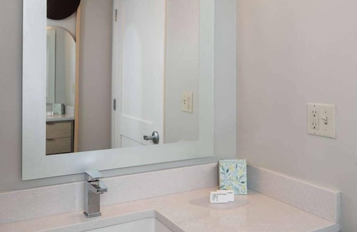 Falls Church Hotel | Short Drive to Washington Monument! Two Relaxing 2BR Suites, Pet-friendly!
