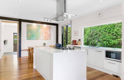 Sorrento House | Short stroll to Sorrento Village & Beaches, Marvellous deck (sleeps 8)