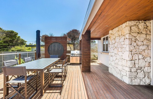 Sorrento House | Short stroll to Sorrento Village & Beaches, Marvellous deck (sleeps 8)