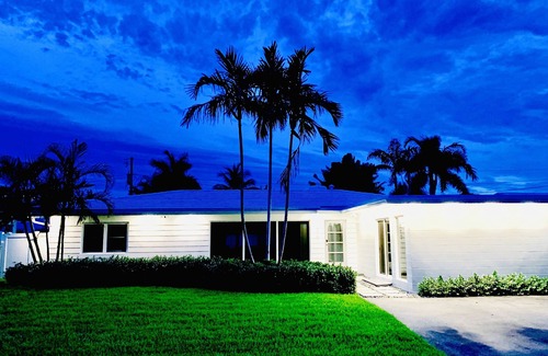 East Fort Lauderdale House | SHORT WALK TO BEACH AND RESTAURANTS HEATED POOL