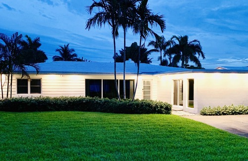 East Fort Lauderdale House | SHORT WALK TO BEACH AND RESTAURANTS HEATED POOL