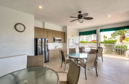 South Island Condo | Short walk to beach