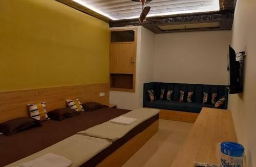 Mathura House | Shri Rajadhiraj Ashray- Nr Mathura Railway Station