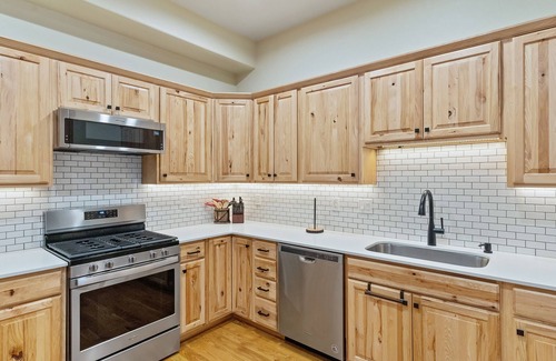 Steamboat Springs House | Shuffleboard Table - Modern Kitchen - Garage - Hot Tub