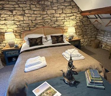 Moreton-in-Marsh House | Siam cottage guesthouse over 300 years old with Thai restaurant