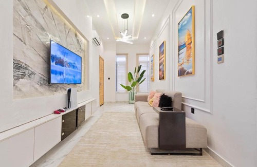 Ofin Villa | SID LUXURY SHORTLET LEKKI - Lagos with Swimming Pool, PS 5, Snooker & Table Tennis