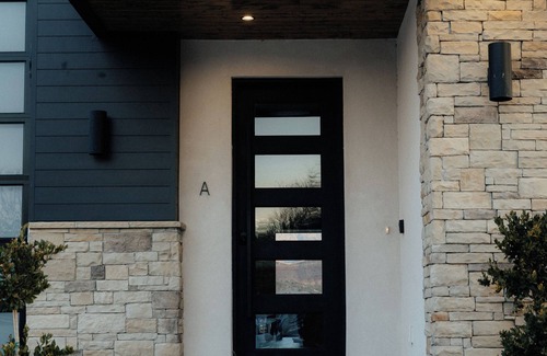 Hurricane House | SIDE A: Private Pickleball, Pool, Trampoline, Theater, Sauna, Hot Tubs and More!