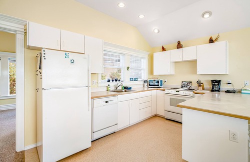 Newport House | Side-by-side ocean-view homes with hot tubs & fireplaces - 1 block to beach