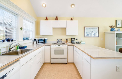 Newport House | Side-by-side ocean-view homes with hot tubs & fireplaces - 1 block to beach