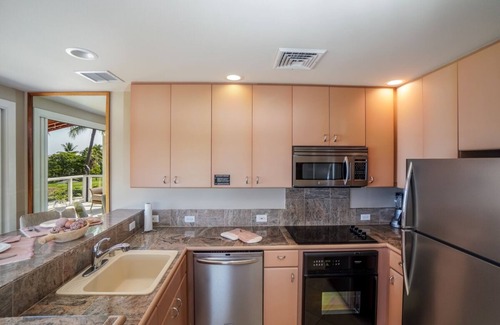 Kailua-Kona Condo | Side by side penthouse suites with Central Air and unencumbered Ocean Views