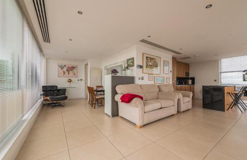 Liverpool City Centre Apartment | Sidemersey Livings- Unmatched Panoramic Views, Secure Parking, Beautiful Balcony- A Stay to Remember